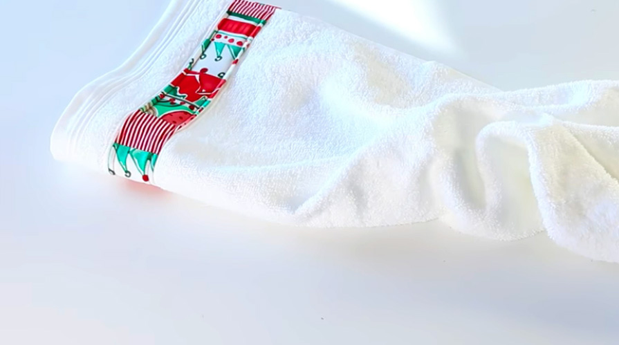 costura de dobladillo de tela en toalla navideña