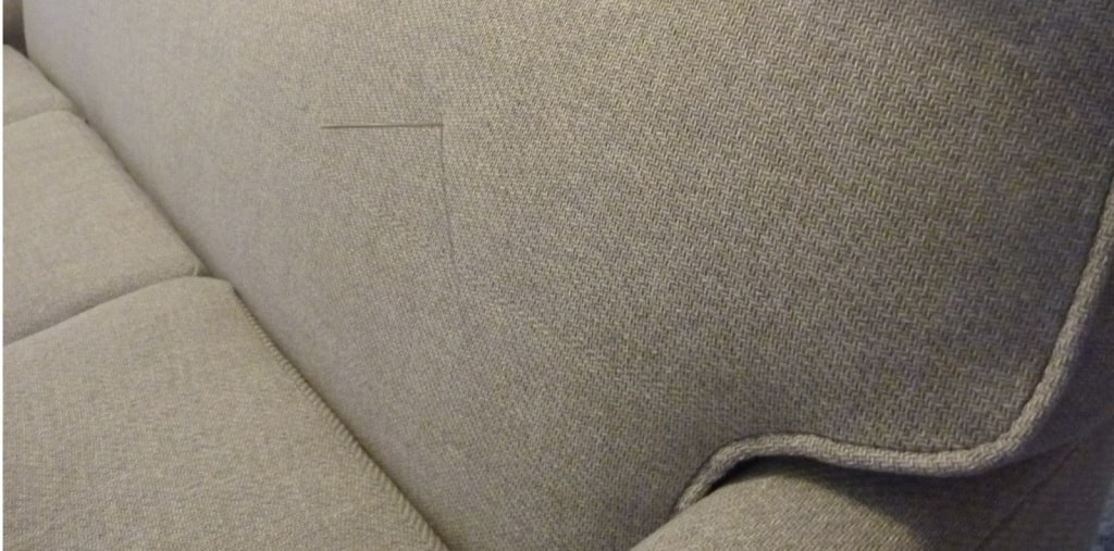 colocación de botones delanteros en respaldo de tela para tapizar sillón