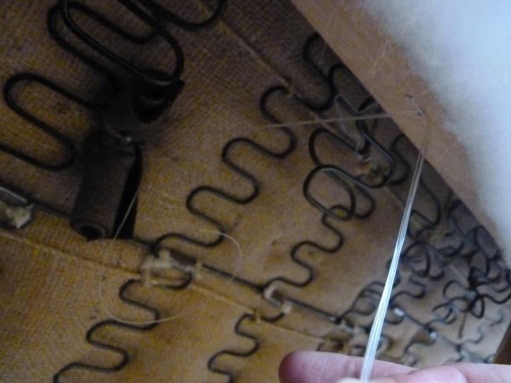 costura de botón trasero sobre respaldo de tela para tapizar sillón