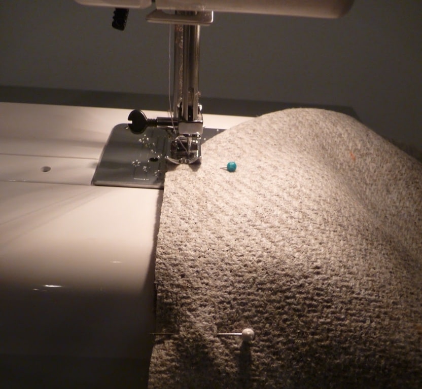 costura de esquinas delanteras de tela para tapizar sillón