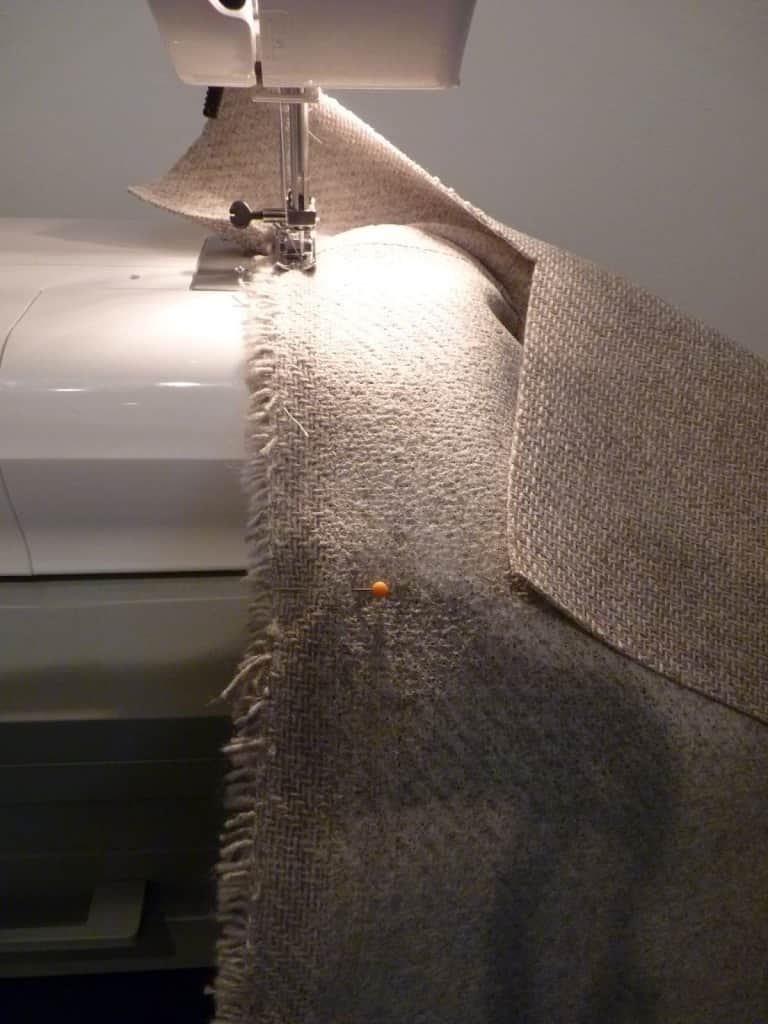 costura de paneles de tela para tapizar un sillón