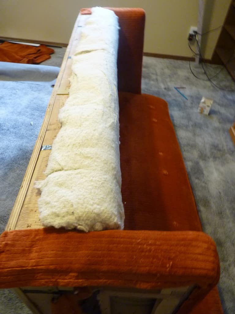 relleno inferior de guata en un sillón antes de tapizar