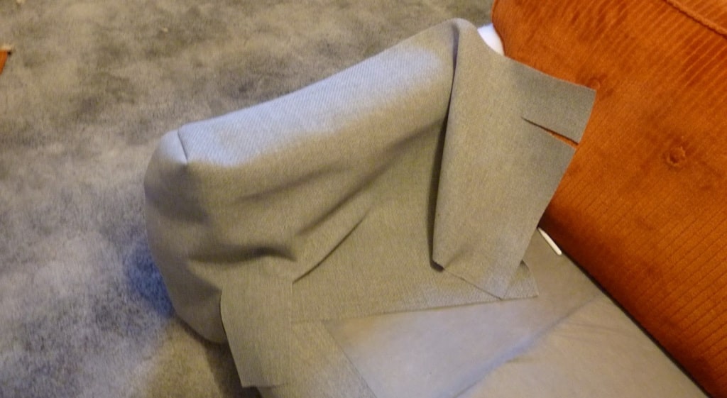 apoyabrazos de telas casi listo para tapizar sillón