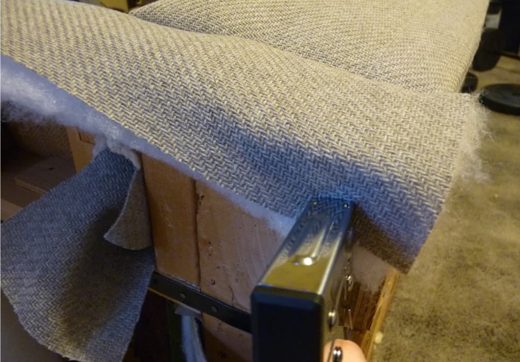 apoyabrazos de sillón casi terminado y queda tapizado con tela