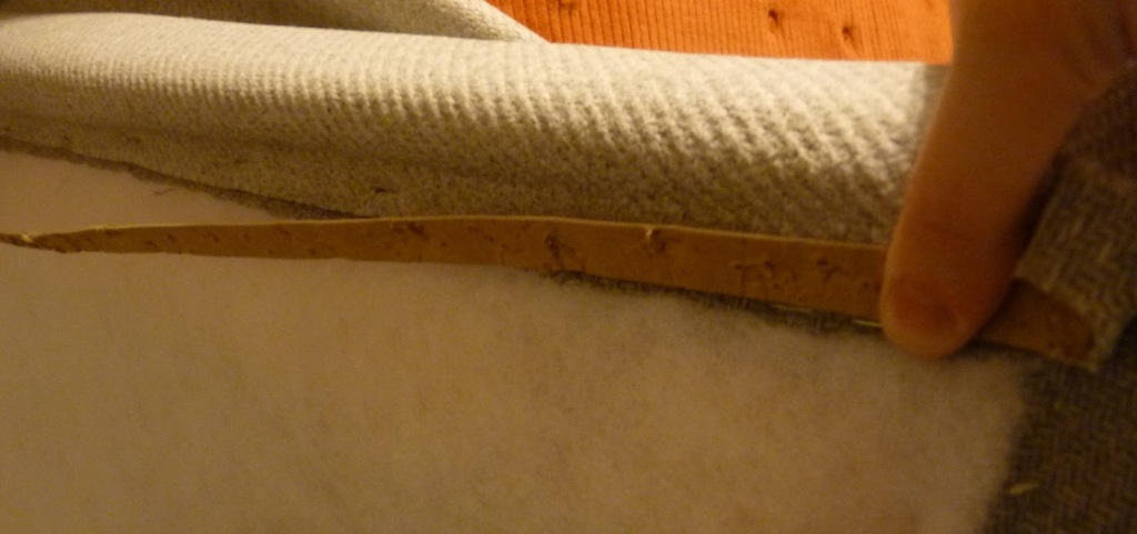 colocación de tela lateral para tapizar el sillón