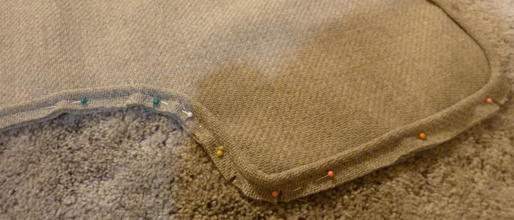 colocar cordón de tela para tapizar el respaldos del sillón
