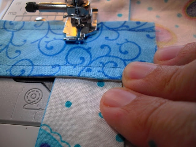 costura de tiras de tela a la bolsa