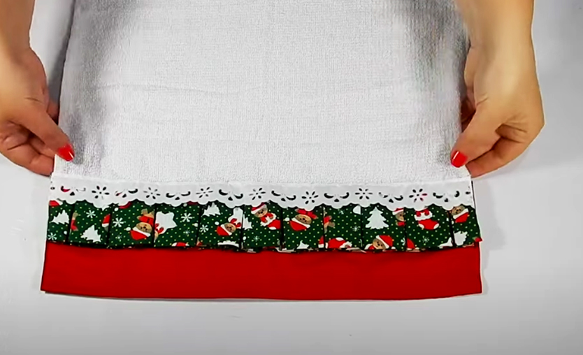 costura de unión de puntilla y cinta con repasador navideño
