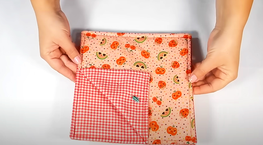 realización de costura de unión de telas para porta servilletas