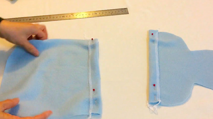 realización de dobladillo interno en piezas de tela traseras para funda de bolsa de agua caliente