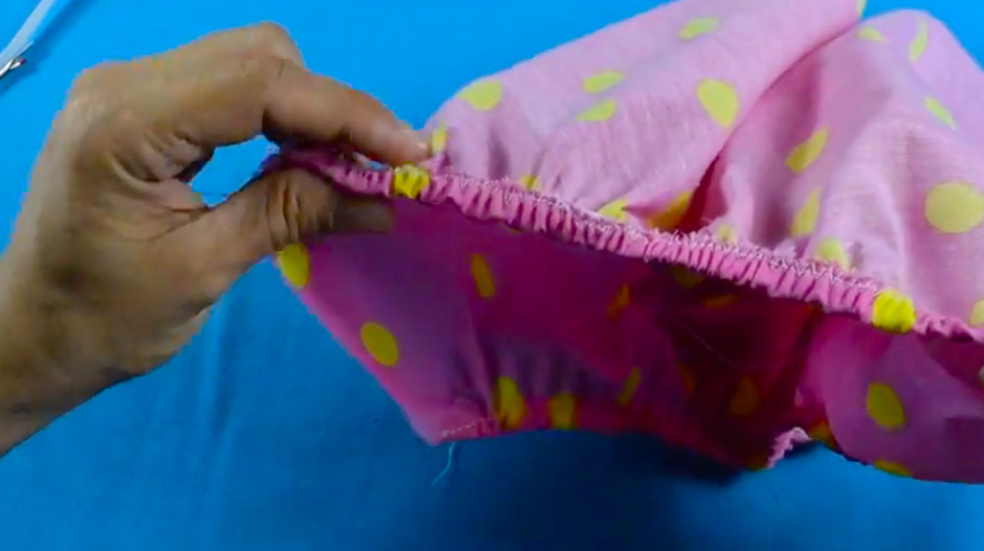 realización de costura rectá para elástico interno de bombachudo de tela para bebé