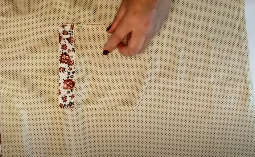 colocación de tela de bolsillo en base de tela para bolsa de baño