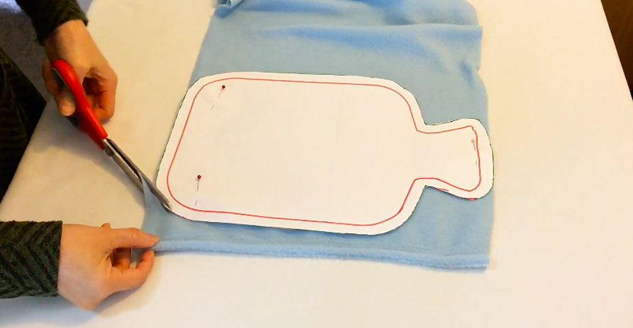 marcado y corte de primer patrón en tela para funda de bolsa de agua caliente