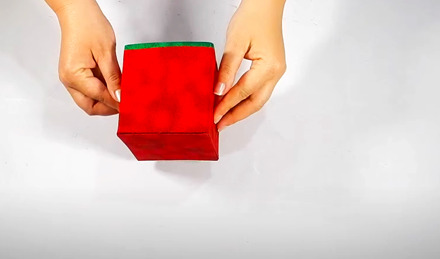 pegado de tela en caja navideña