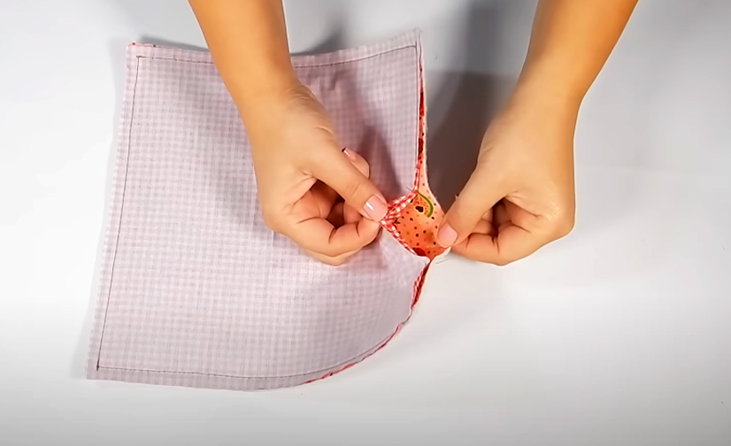 realización de costura de unión de telas para porta servilletas