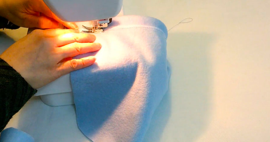 realización de costura de dobladillos en telas traseras para funda de bolsa de agua caliente
