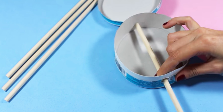 colocación de palito en caja de quesos para tamborcito musical con tela para niños