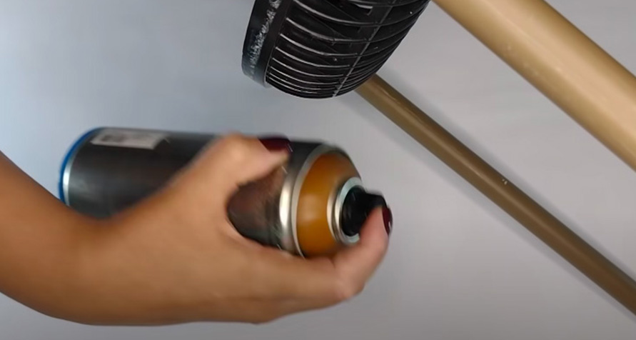 realización de pintura de rejas y tubos para mesa de apoyo con tela