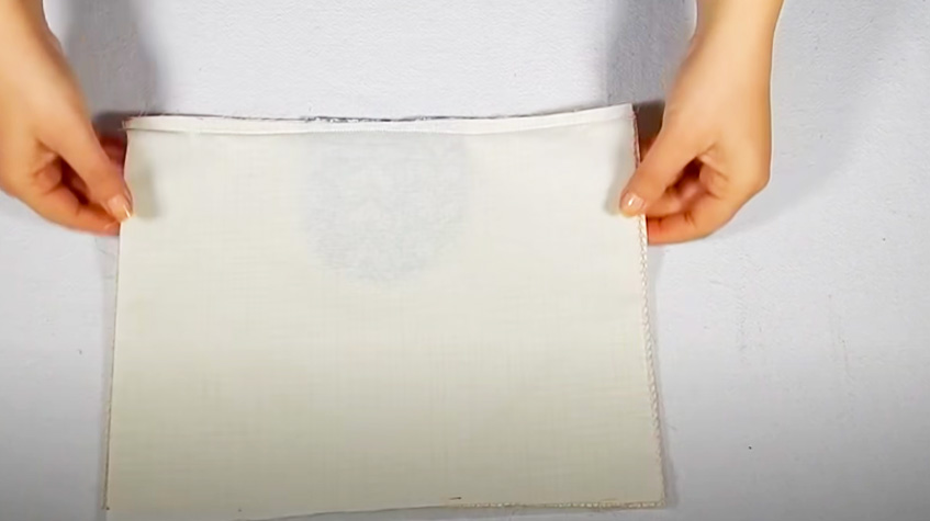 realización de primera costura de unión de tela y entretela con tela pequeña para funda de notebook