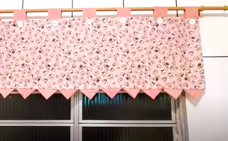 cortina en picos de tela para cocina terminada