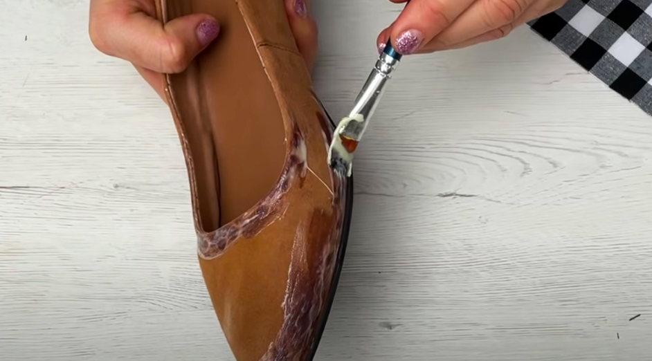colocación de cola en parte externa de zapato para transformación de stiletto con tela