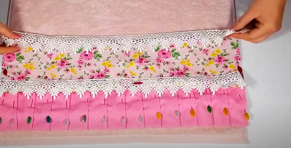 corte de cinta decorativa para toalla con tela para regalo