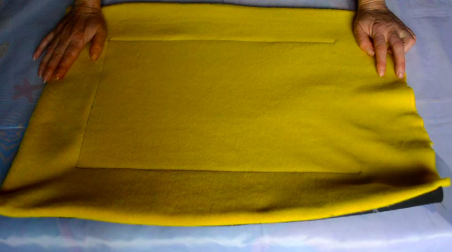 realización de costura de rectángulo interno en tela para colchón de perro