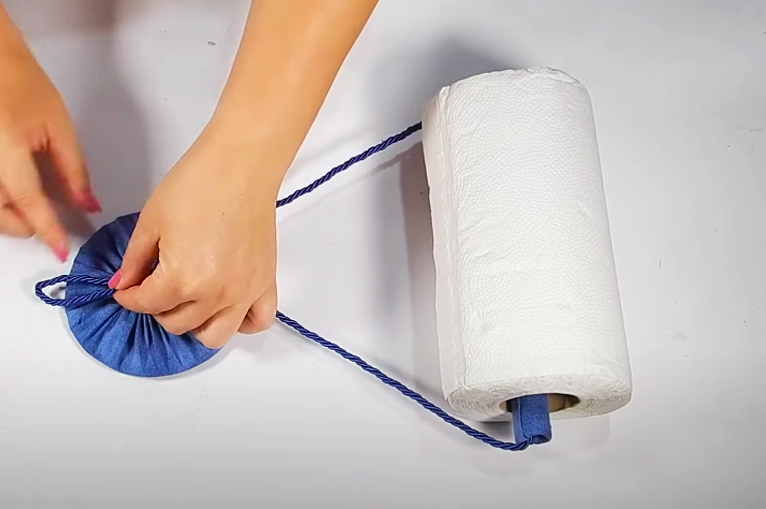pegado de cordón a circunferencia de cartón para porta papel de cocina con tela