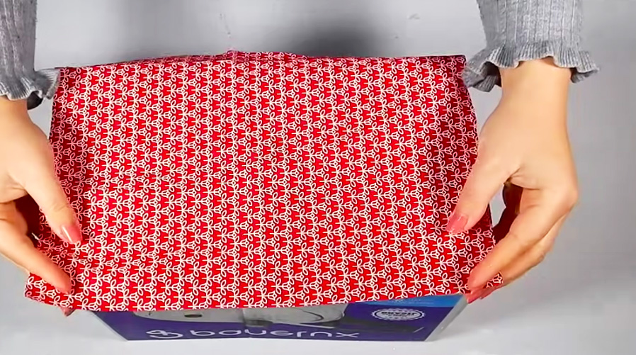 pegado de tela en base inferior de caja para organizador de rollos de papel higiénico