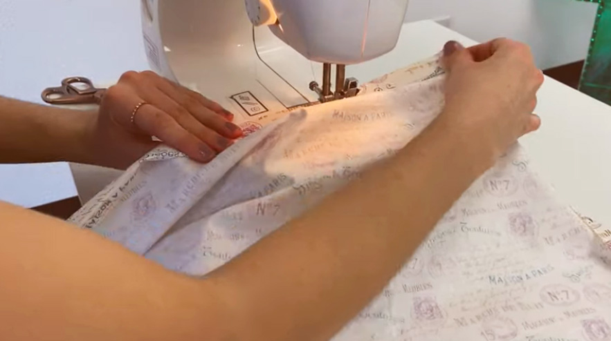 costura de dobladillos en tela principal de delantal de trabajo
