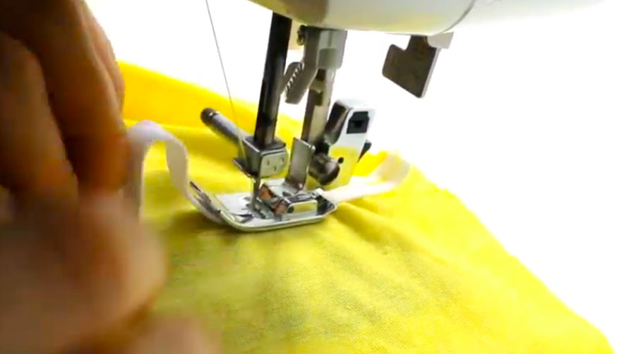 costura de elástico en piezas de tela para guantes de bebé