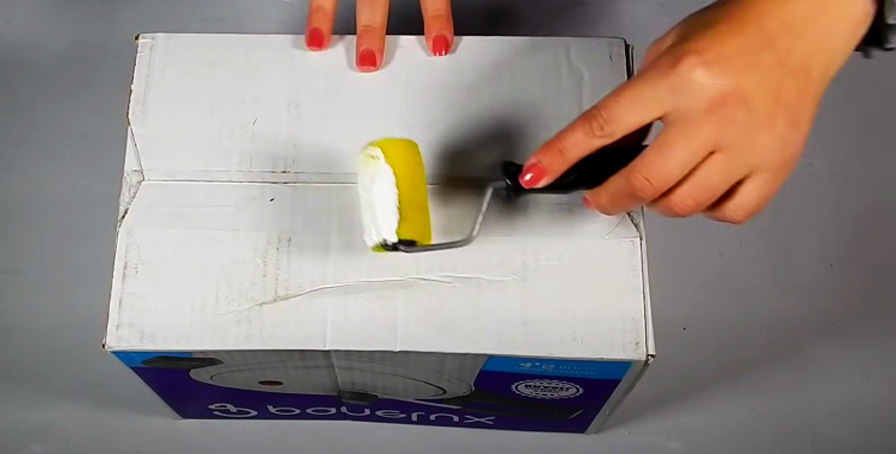 colocación de pegamento en caja para organizador de tela para rollos de papel higienico