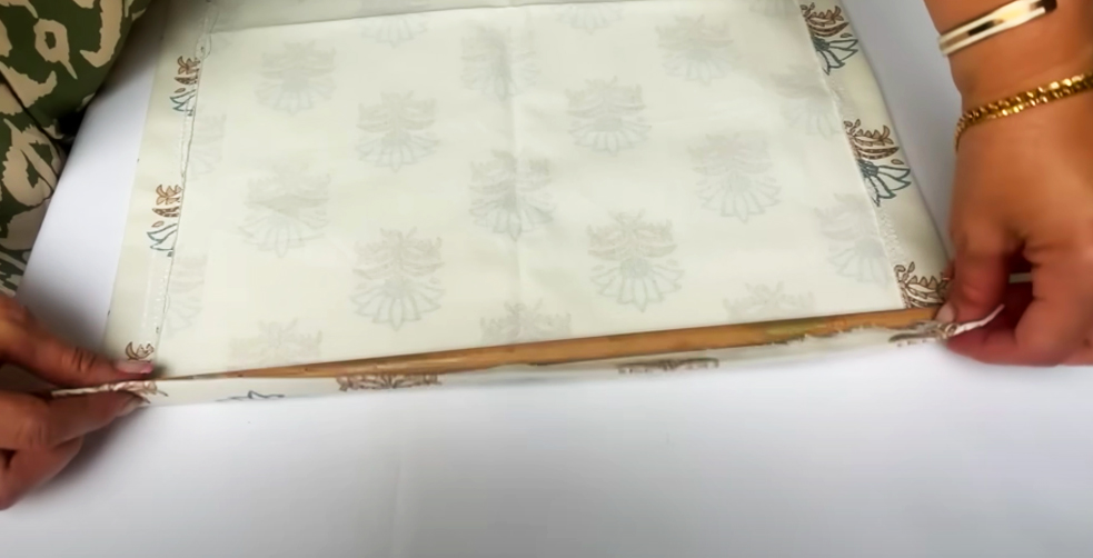 colocación de madera en tela para marcado de dobladillo en tela para renovación de reposera