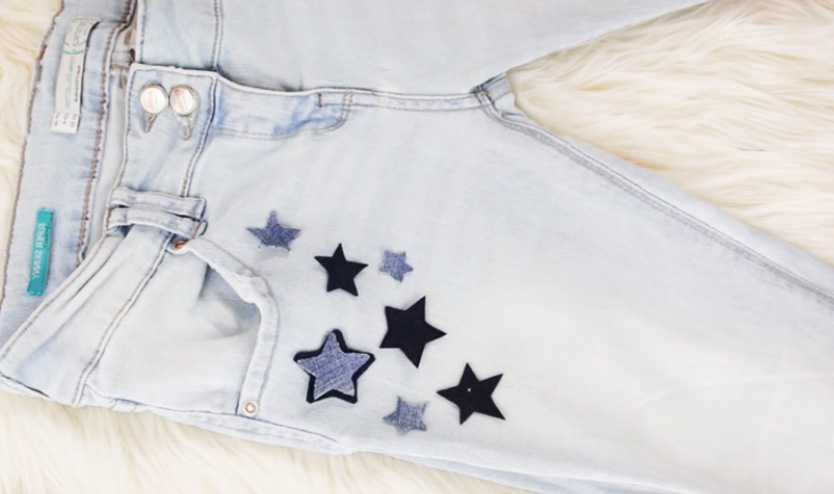 renovación de jean con parches de tela en forma de estrellas terminado