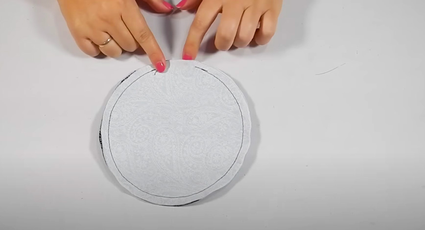 realización de costura de unión en círculos de tela para porta galletitas