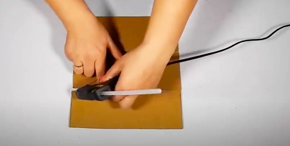 colocación de silicona caliente en cartón para separador de cubierto con tela