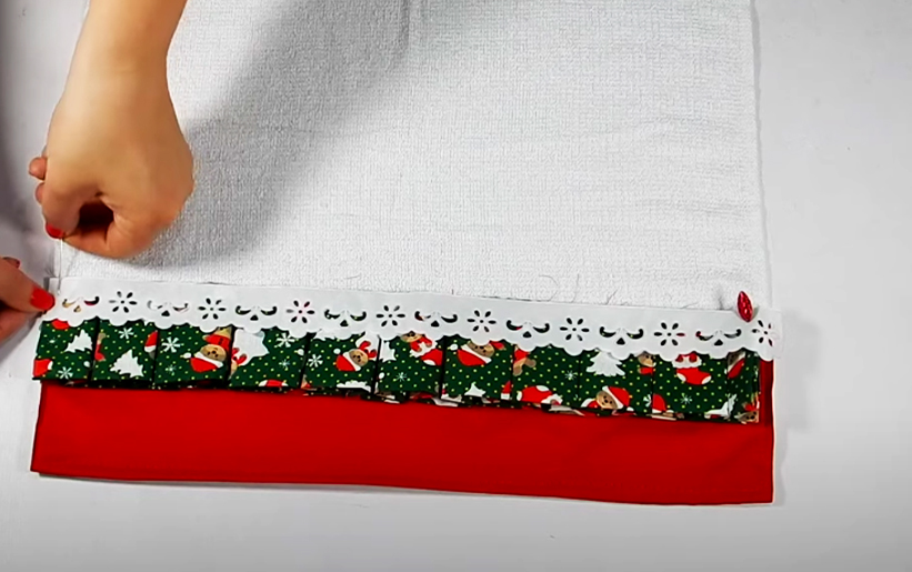 unión de cinta y puntilla a tela para repasador navideño