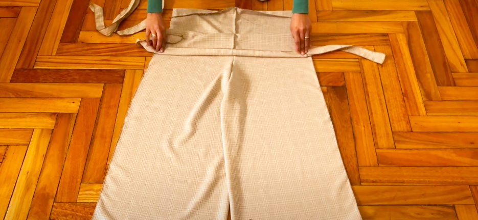 colocación de rectángulos de tela en piezas de tela para pantalón pollera