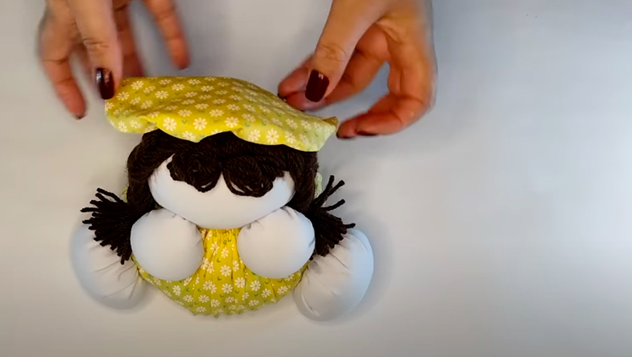 realización de sombrero de tela para muñeca