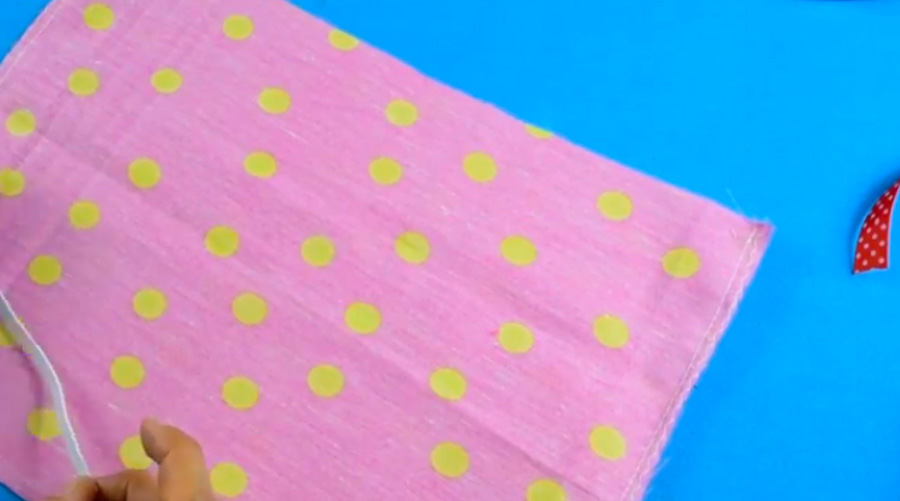 realización de primera costura en tela para bombachudo de verano para bebé