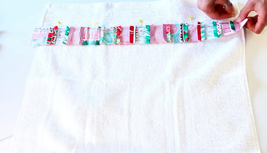 colocación de cuadrados de tela en toalla navideña
