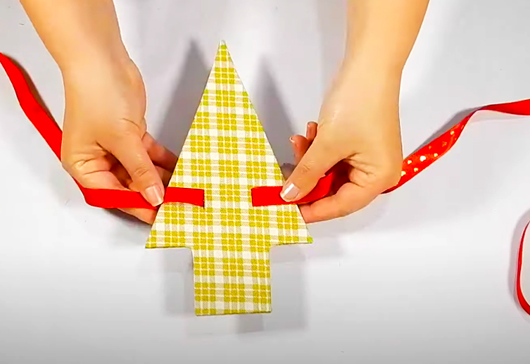 introducción de cinta en cartón para porta cubiertos de tela navideño