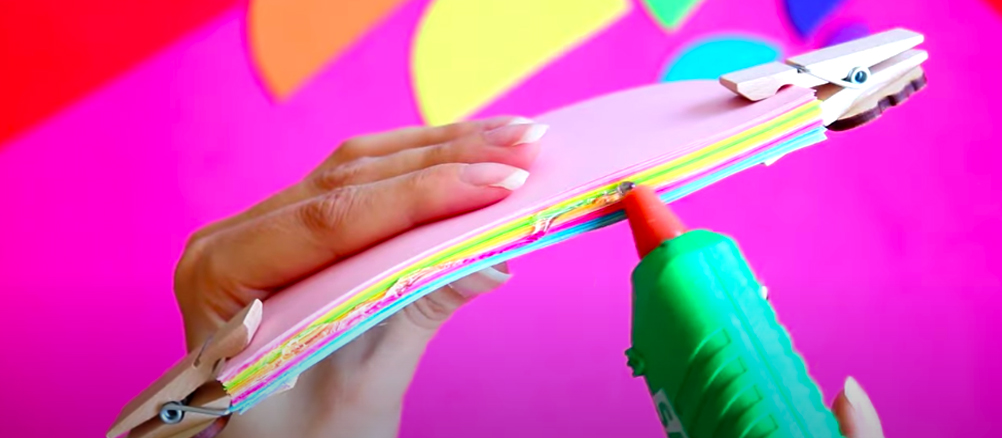 unión de resmas de papel para anotador en forma de arcoíris con tela