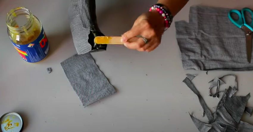 colocación de pegamento en puntas de botas para renovación con tela