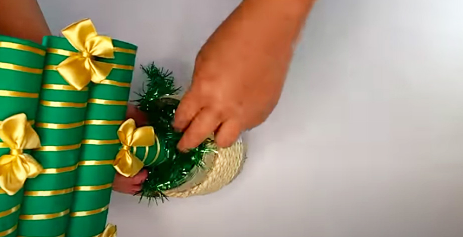 realización de relleno en lata para árbol de Navidad con tela