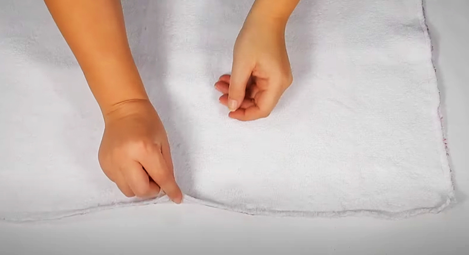 realización de costura de unión de telas para mantita cerrada de bebé