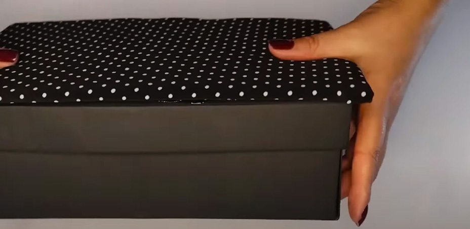 adhesión de primera lámina de cartón con tela en caja para organizador de planchita de pelo