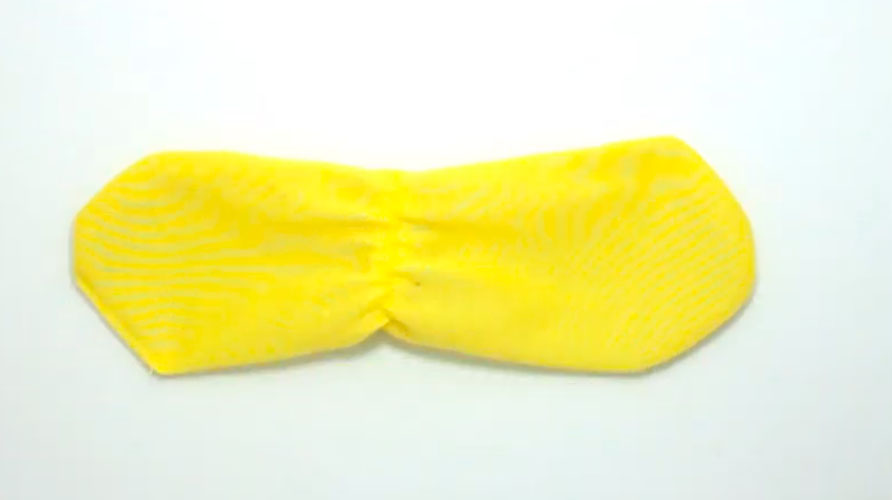 realización de costura final para guantes de tela para bebé