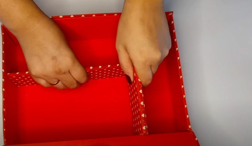 colocación de tiras de cartón con tela en caja para organizador de hilos y alfileres