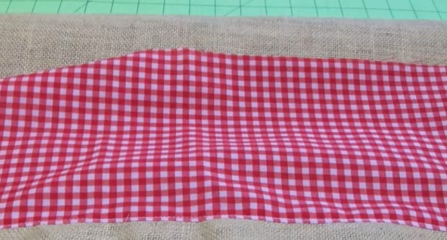 costura de tela principal y rectángulos de tela para bolsa navideña de árbol